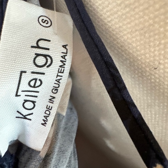 Navy Floral Print Off the Shoulder Lightweight Top Size Small NWOT - Picture 4 of 4